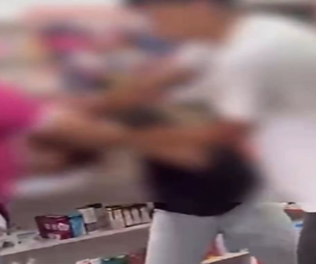 Confusão em loja de cosméticos termina em agressões após sogra acusar nora de se envolver com seu marido. VEJA VÍDEO