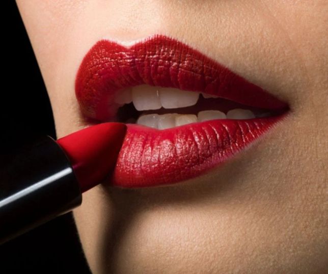 Batons marcantes e ousados voltam à moda e ganham destaque nas produções de beleza