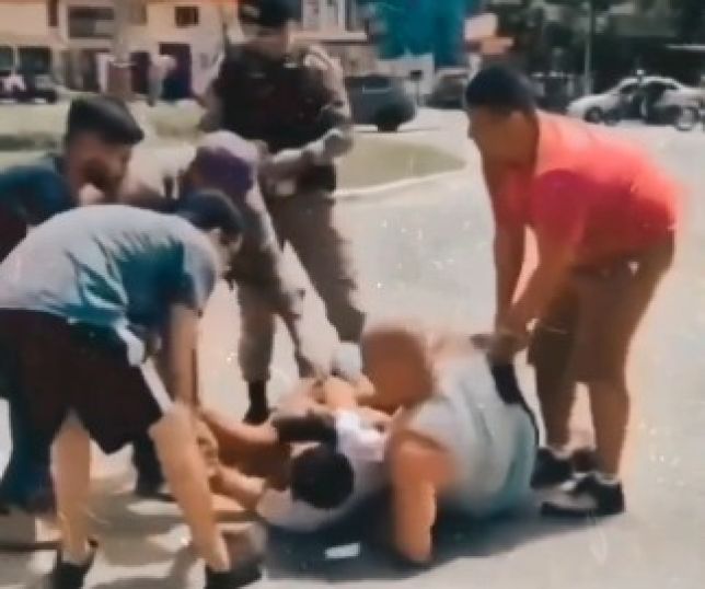 Tentativa de roubo termina com suspeito contido por policial e moradores em Minas Gerais. VEJA VÍDEO