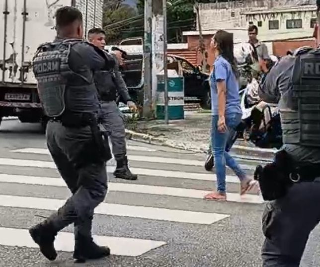 IMAGENS FORTES! Mulher armada com faca morre após ser baleada por PM durante ocorrência em São Paulo. VEJA VÍDEOS