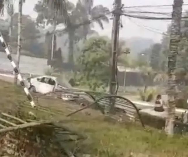 Corolla perde o controle, invade condomínio na Avenida do Turismo e deixa duas pessoas feridas em Manaus. VEJA VÍDEO