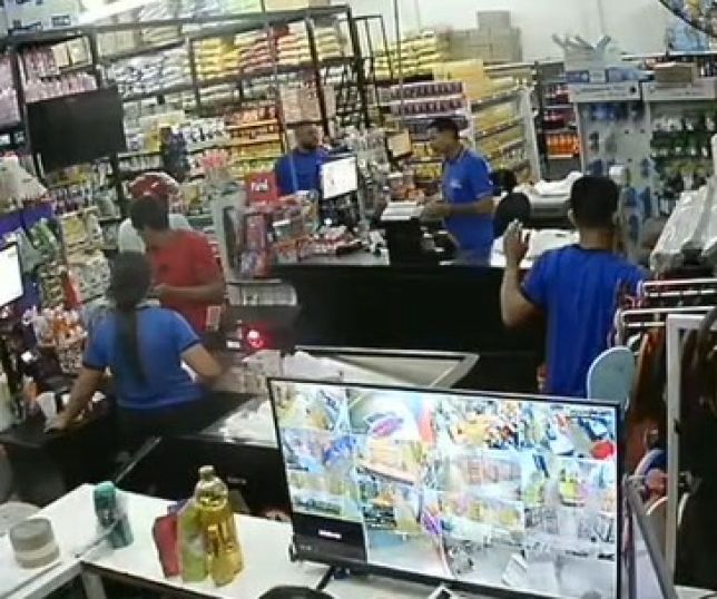 Dupla armada e usando capacetes assalta supermercado no bairro Redenção, em Manaus. VEJA VÍDEO