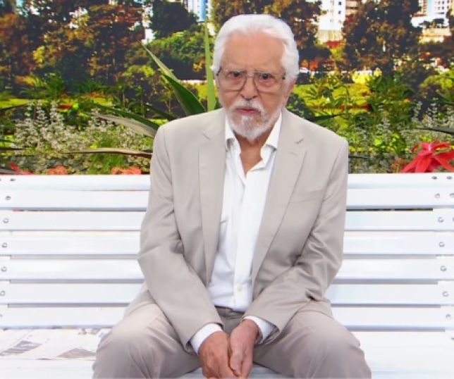 Carlos Alberto de Nóbrega é internado aos 90 anos com suspeita de infecção viral