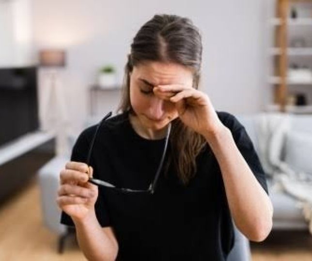 Alerta para a saúde! Coçar os olhos com frequência pode agravar doenças oculares e comprometer a visão. Saiba os riscos