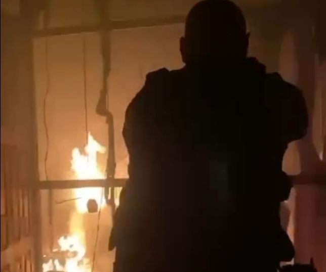 Em meio ao fogo, policiais arriscam a vida para salvar mulher desacordada em casa, no município de Lábrea, interior do Amazonas. VEJA VÍDEO