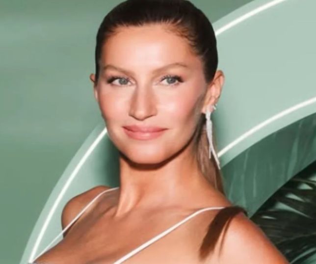 Gisele Bündchen aparece de muletas nos EUA e chama atenção por lesão no pé
