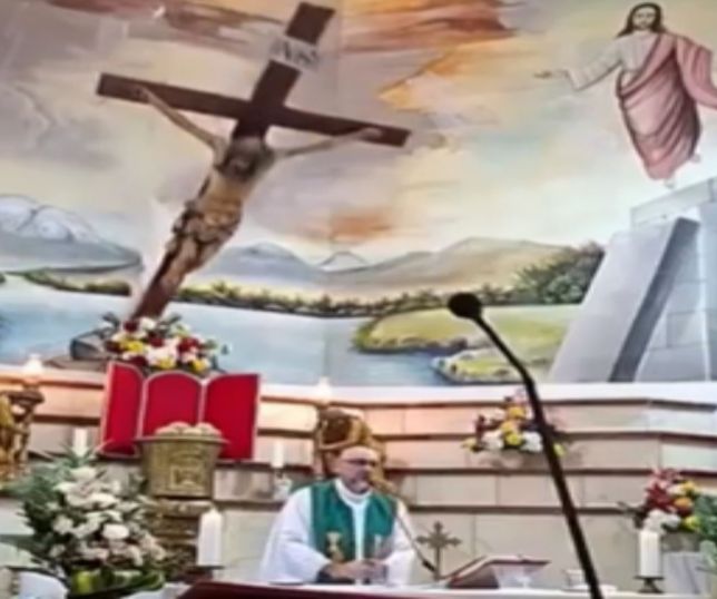 Padre morre após ser atingido por cruz de madeira durante missa no Equador. VEJA VÍDEO