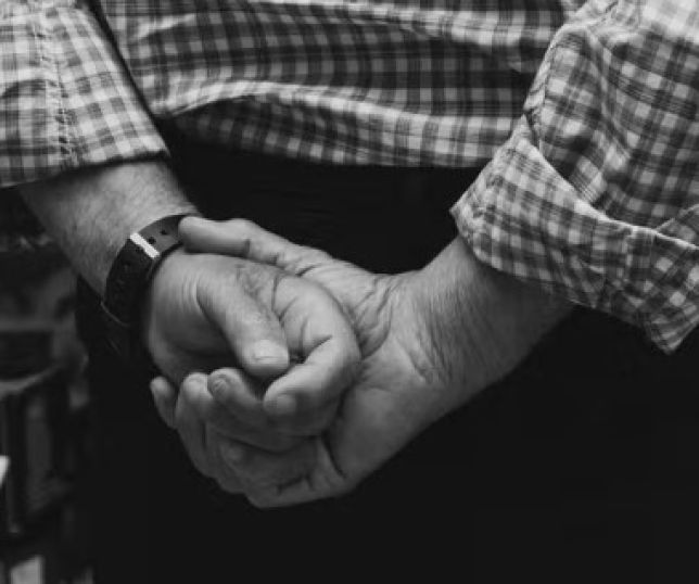 Andar com as mãos para trás pode revelar traços de comportamento; entenda o que diz a psicologia