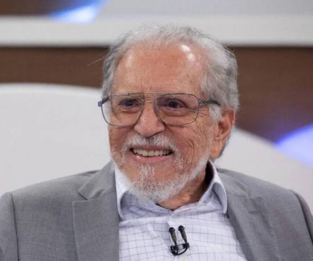 Cirurgia cardíaca de Carlos Alberto de Nóbrega é adiada; apresentador segue internado aos 90 anos