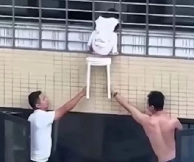 Vizinhos se unem para salvar menina pendurada na janela do 12º andar na China. VEJA VÍDEO