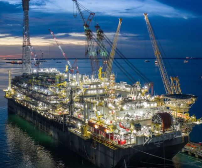 Nova plataforma gigante da Petrobras deixa Singapura e segue para o Brasil