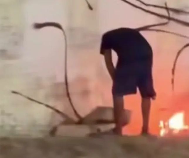 Homem é flagrado queimando fios em avenida de Manaus em meio à crise de fumaça