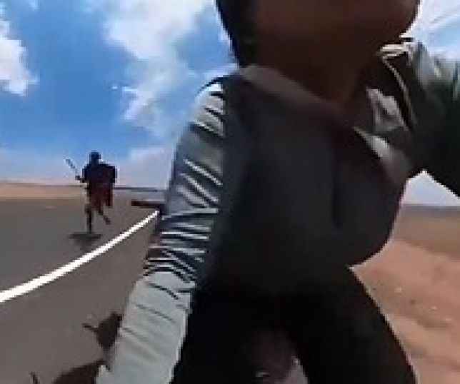 Vídeo mostra ciclista sendo perseguida por homem em estrada isolada no Quênia. VEJA 