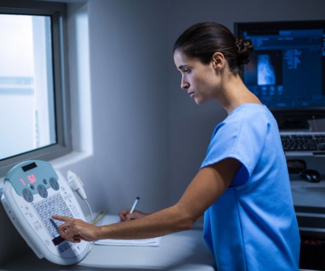 Radiologia, farmácia e análises clínicas ampliam as opções de carreira técnica na saúde