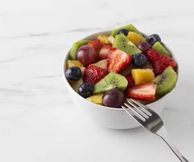 Consumo diário de frutas pode contribuir para a saúde mental de adolescentes, aponta estudo