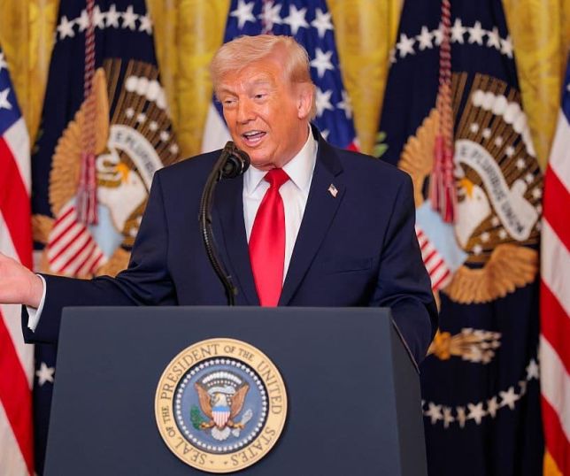 Pesquisa da CNN aponta vantagem de democratas e queda na aprovação de Trump nos Estados Unidos
