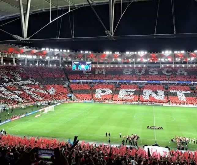 Maracanã ganha mosaico gigante com mensagem de apoio ao Flamengo na busca pelo pentacampeonato