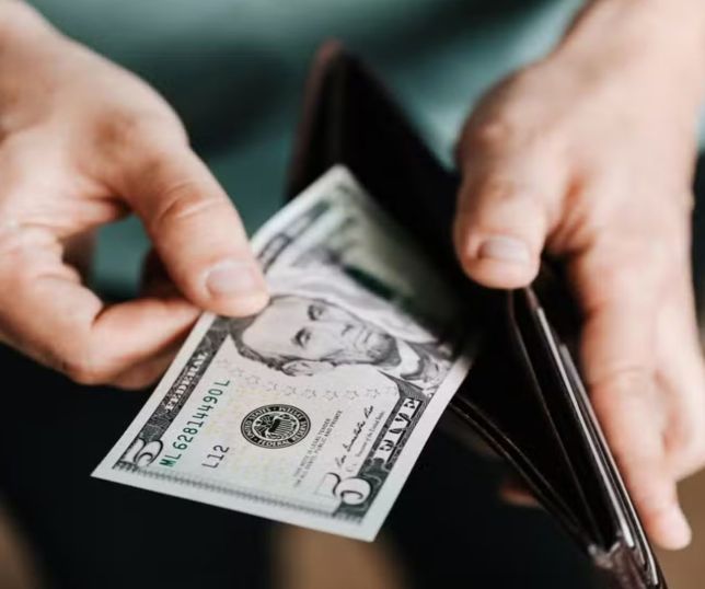 Dólar fecha abaixo de R$ 5 e Ibovespa avança na véspera do segundo turno