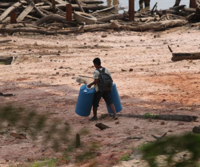 Seca dos rios deixa famílias sem água potável em reserva no Amazonas
