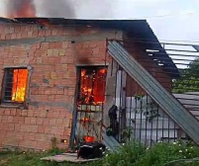 ''Salvem meus animais'': eleitora sai para votar e incêndio destrói casa na Zona Norte de Manaus. VEJA VÍDEO