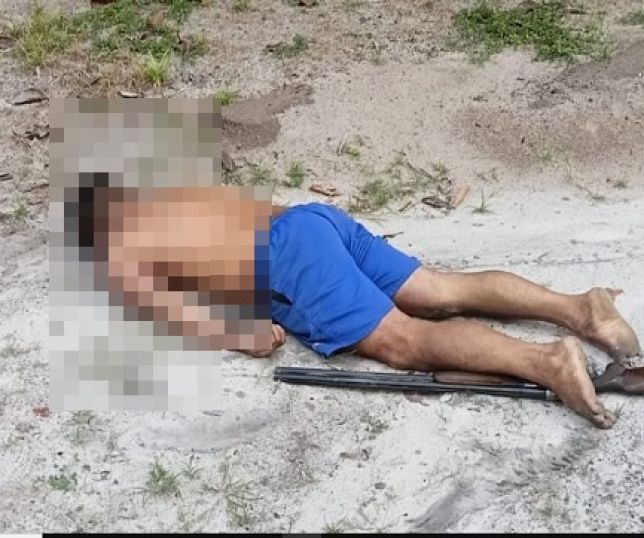 IMAGEM FORTE! Homem é encontrado morto com espingarda entre as pernas em ramal da Rodovia AM-010, na zona rural de Manaus