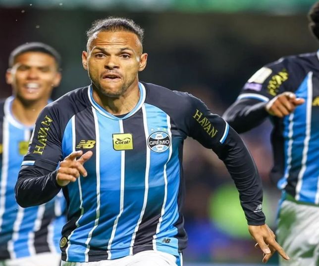 Grêmio bate o Coritiba por 1 a 0 e mantém esperança de deixar a zona de rebaixamento