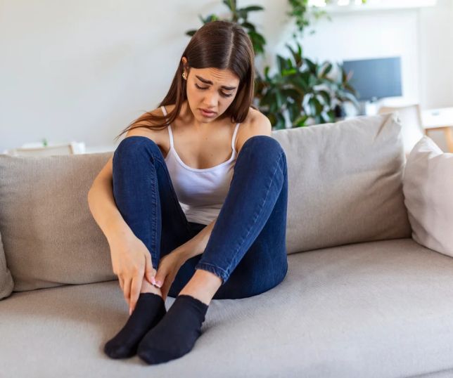 Pés frios causam cólicas menstruais? Médicos explicam o que diz a ciência sobre o mito do ''útero frio''