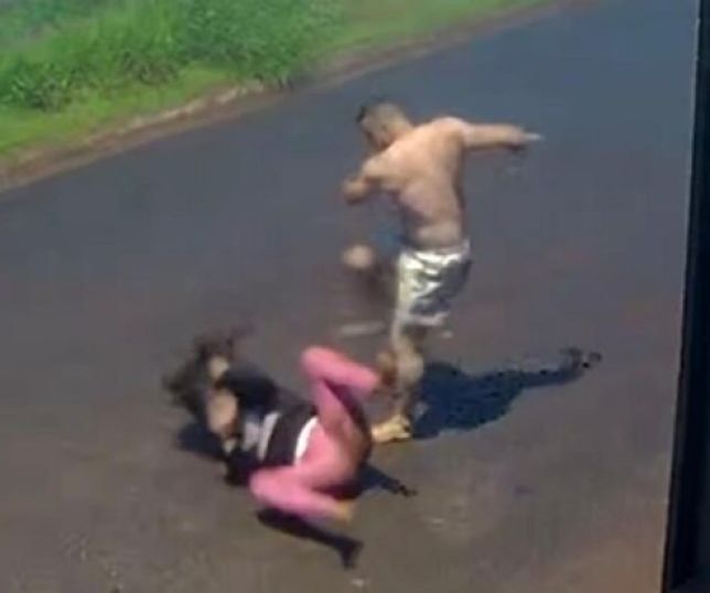 Mulher é brutalmente agredida com chutes na cabeça e suspeito acaba preso no Paraná. VEJA VÍDEO