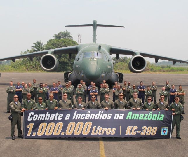KC-390 despeja 1 milhão de litros de água para combater queimadas na Amazônia