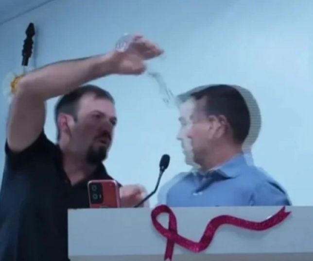 Sessão termina em pancadaria após vereador jogar copo d’água na cabeça de colega. VEJA VÍDEO