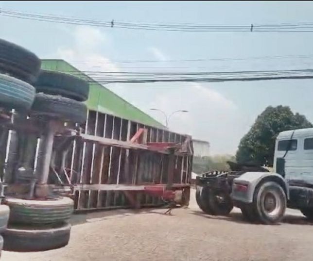 Dois motociclistas e motorista de aplicativo escapam de morrer esmagados após contêiner tombar em avenida na Zona Sul de Manaus. VEJA VÍDEO