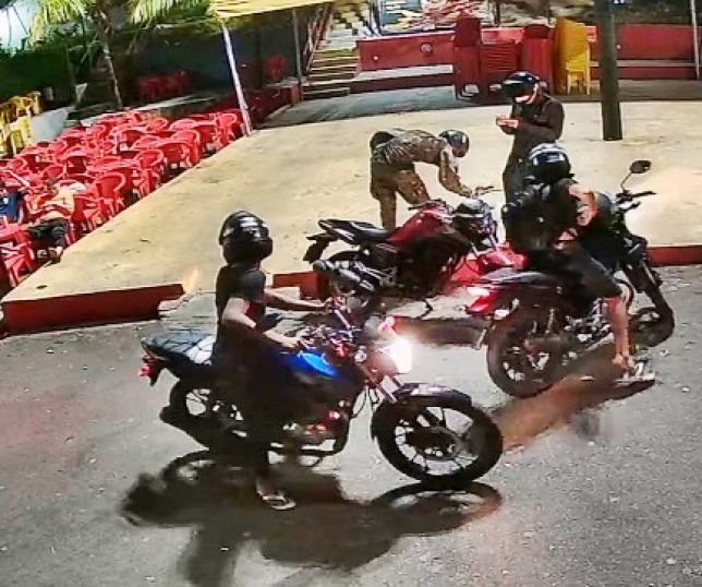 Câmera de segurança filma quatro bandidos assaltando rapazes e roubando motocicleta em frente à capela no bairro Parque Dez de Novembro. VEJA VÍDEOS