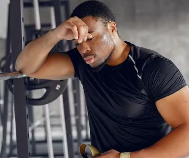 Excesso de exercícios sem descanso pode alterar a dopamina no cérebro, aponta estudo