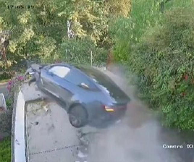 Carro invade casa, rompe portão e despenca de estrutura no México. VEJA VÍDEO