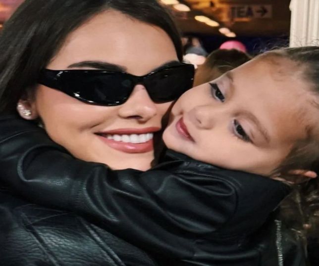 Amanda Kimberlly leva filha com Neymar ao show do BTS e encanta fãs nas redes sociais