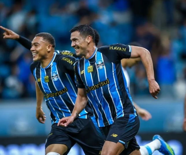 Grêmio vence o Athletico-PR e deixa a zona de rebaixamento do Brasileirão