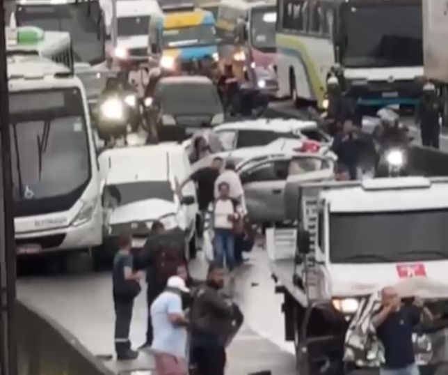 Motorista sofre infarto ao volante, provoca engavetamento com 22 veículos e morre na Via Dutra. VEJA VÍDEO