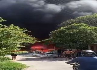 Incêndio se espalha e deixa moradores assustados no Jorge Teixeira. VEJA REPORTAGEM DO ‘PORTAL DO ZACARIAS’ AO VIVO
