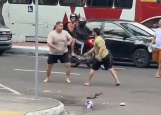 Briga entre dois homens trava trânsito na Avenida Getúlio Vargas, no Centro de Manaus. VEJA VÍDEO