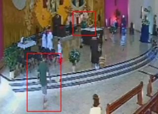 Homem invade igreja, dá soco em bispo e grita: ''Avisa para Jesus''. VEJA VÍDEO