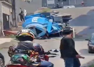 Caminhão com betoneira cheia de concreto tomba em ladeira na Comunidade Parque das Nações, bairro Flores, Zona Centro-Sul de Manaus. VEJA VÍDEO E REPORTAGEM DO ‘PORTAL DO ZACARIAS’ AO VIVO