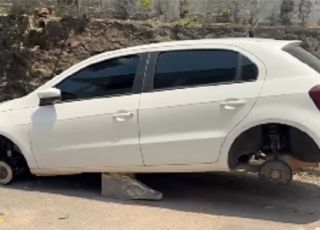 Criminosos furtam os quatro pneus de carro em rua do bairro Alvorada, Zona Centro-Oeste de Manaus