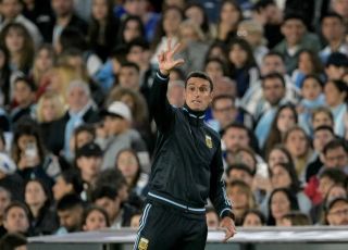 Scaloni indica permanência na Argentina após despedida de Messi