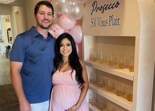 Mãe é acusada de esfaquear marido e filhos após enfrentar depressão pós-parto por mais de 10 meses nos EUA