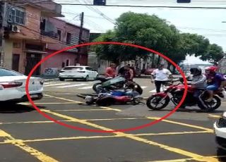 Colisão entre motocicletas deixa homem com perna quebrada na Avenida 7 de Setembro, Centro de Manaus, Zona Sul. VEJA VÍDEO
