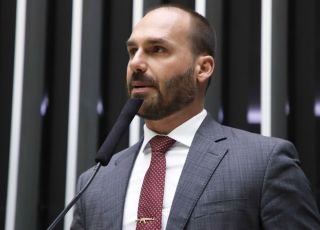 Moraes determina prisão de Eduardo Bolsonaro, cancela passaportes e suspende direitos políticos