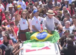 Lula diz que virou ''rei da selfie'' e prevê embates intensos no segundo turno das eleições