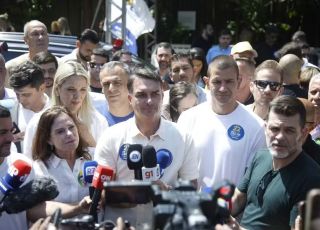 Flávio Bolsonaro se reúne com lideranças no Rio e garante que não vai acabar com o Bolsa Família