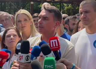 Flávio Bolsonaro nega privatização da Petrobras e acusa PT de espalhar boatos
