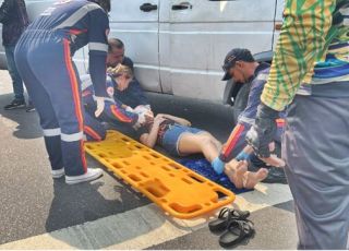 Carro modelo Van atinge motocicleta de transporte por aplicativo e passageira fica em estado grave no bairro São José Operário, Zona Leste de Manaus. VEJA VÍDEOS